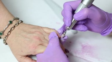 Manikür yapan kadın.