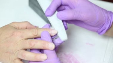 Manikür yapan kadın.