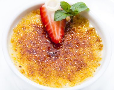 Krem brulee porsiyon