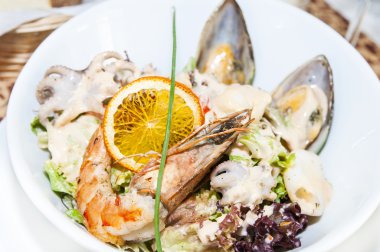 Sebzeli salata ve deniz ürünleri.