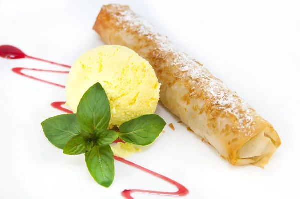 Strudel met ijs — Stockfoto