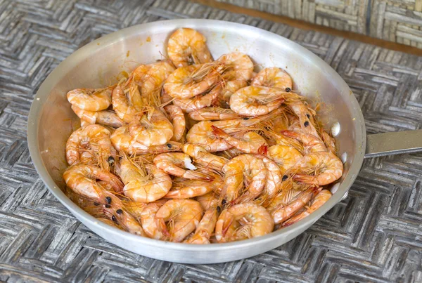 Cooked shrimp in a pan — Stock Photo, Image