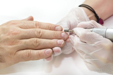 erkek manikür işlemi