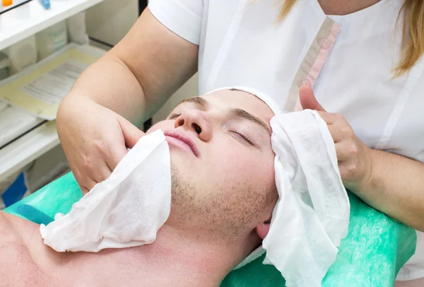 Uomo nella procedura cosmetica maschera — Foto Stock