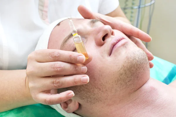 Uomo nella procedura cosmetica maschera — Foto Stock