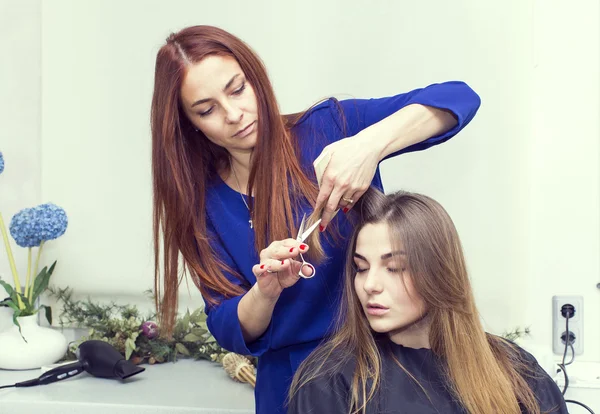 Femme dans un salon de beauté — Photo