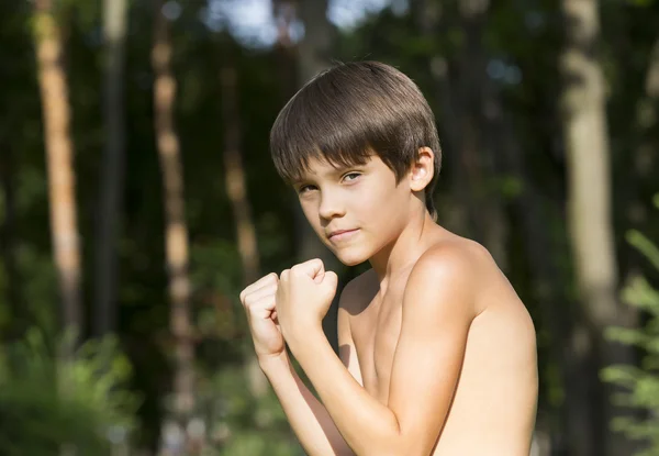Portret van een jongen in de natuur — Stockfoto