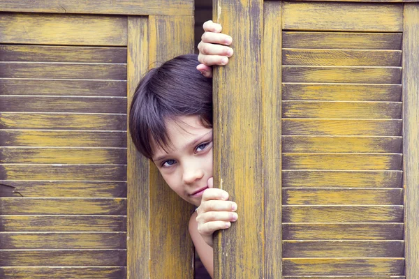 Chico mira por la puerta — Foto de Stock