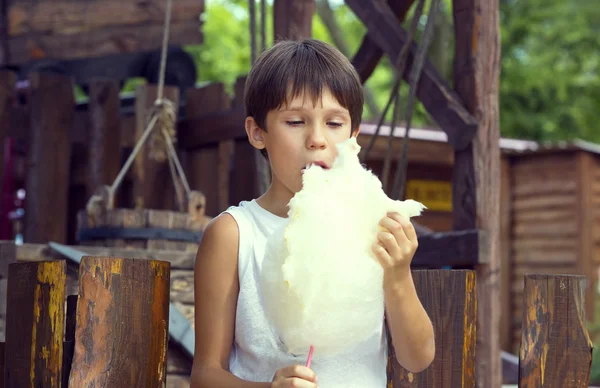 Дети едят сахарную вату — стоковое фото