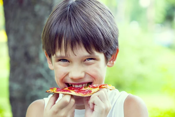 Boy eating pizza — Stock Photo, Image