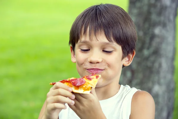 Boy eating pizza — Stock Photo, Image