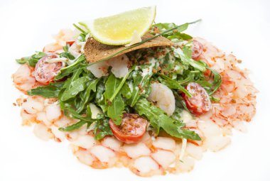 salata yeşillikleri ve karides eti 
