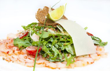 salata yeşillikleri ve karides eti 