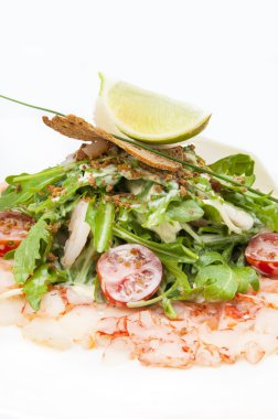 salata yeşillikleri ve karides eti 