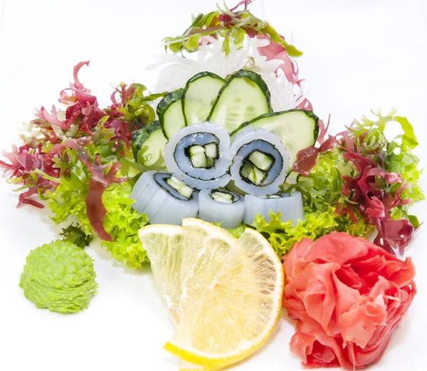 Japanilainen keittiö sashimi vihanneksilla — kuvapankkivalokuva