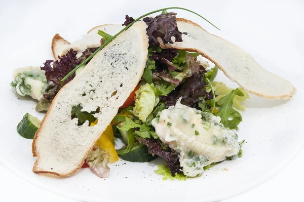 Ensalada con queso, carne y verduras —  Fotos de Stock