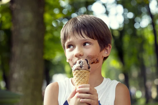 Pequeño niño comiendo un helado — Foto de Stock
