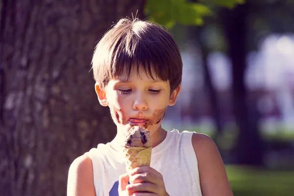 Kleine jongen die een ijsje eet — Stockfoto