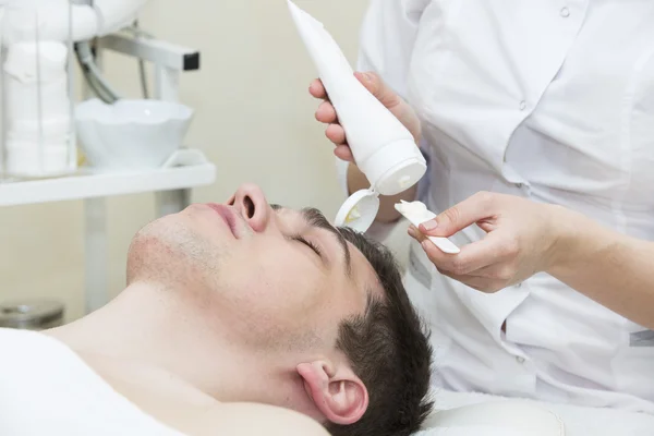 Hombre en el procedimiento cosmético máscara —  Fotos de Stock