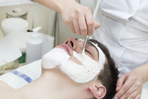 Mannen i masken kosmetisk förfarande — Stockfoto