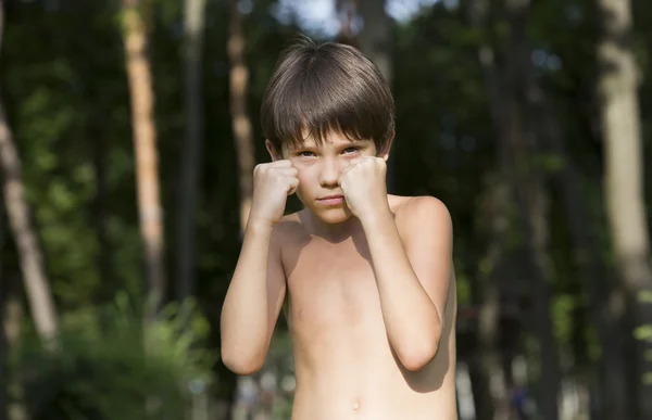 Retrato de um menino na natureza — Fotografia de Stock