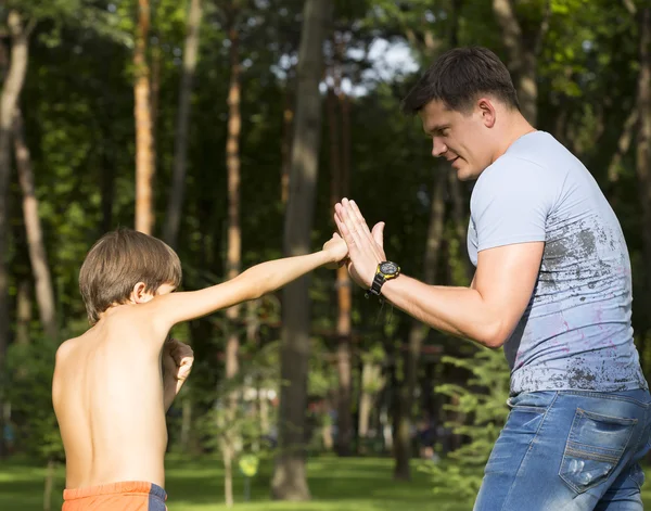 Boy and dad on the nature — Stock Photo, Image