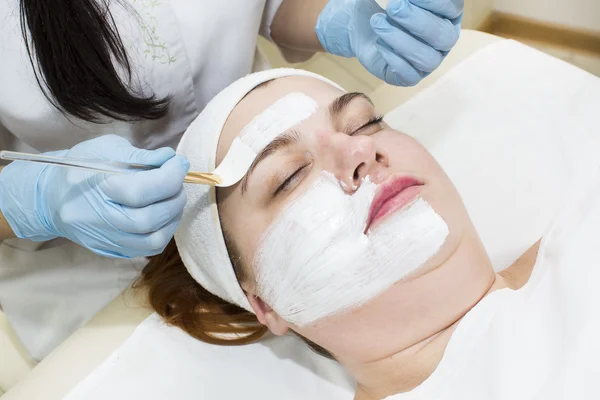 Processo de massagem e tratamentos faciais — Fotografia de Stock