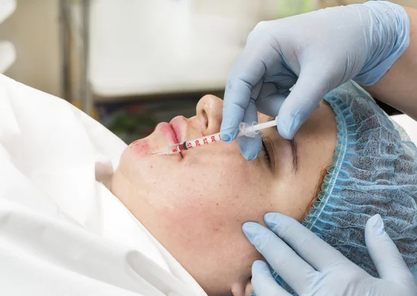 Kvinnan är i den processen celluliter mesotherapy — Stockfoto