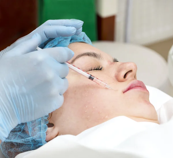 Kvinnan är i den processen celluliter mesotherapy — Stockfoto