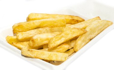 Beyaz tabakta kızarmış patates. 