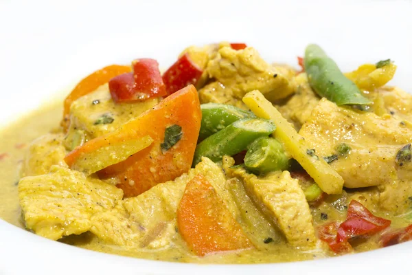Curry de poulet aux légumes sur — Photo