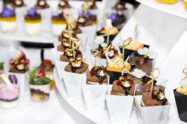 plastik bardak dekore edilmiş Mini kanepeler 