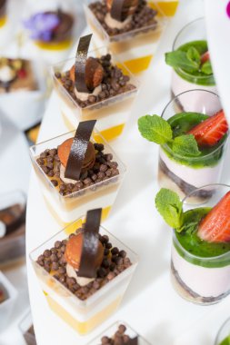 plastik bardak dekore edilmiş Mini kanepeler 