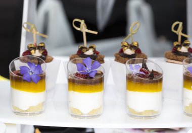 plastik bardak dekore edilmiş Mini kanepeler 