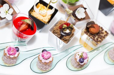 plastik bardak dekore edilmiş Mini kanepeler 