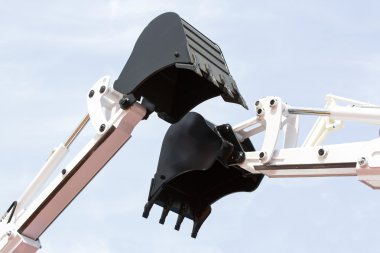 iki metal Ekskavatör Kepçe karşı