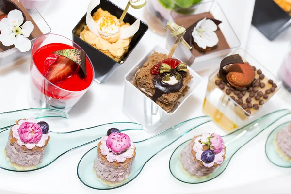 plastik bardak dekore edilmiş Mini kanepeler 