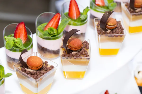 Mini canapés en copas de plástico decoradas — Foto de Stock