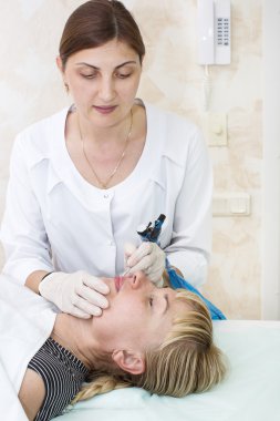 Dudak dövme işlemi