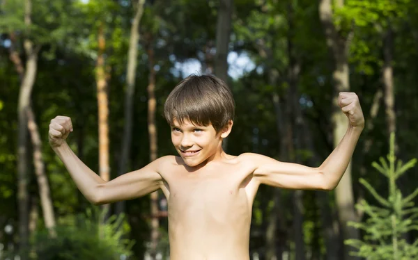 Ritratto di un ragazzo in natura — Foto Stock