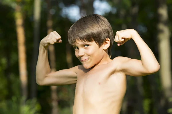 Ritratto di un ragazzo in natura — Foto Stock