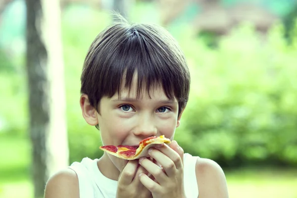 Boy eating pizza — Stock Photo, Image