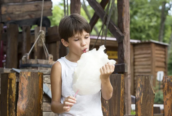Crianças comendo algodão doce — Fotografia de Stock