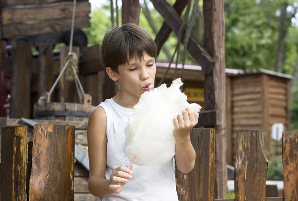 Enfants mangeant des barbe à papa — Photo