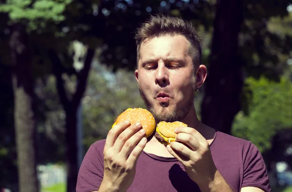 ハンバーガーを食べる人 — ストック写真