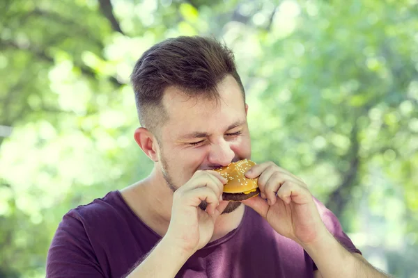 ハンバーガーを食べる人 — ストック写真