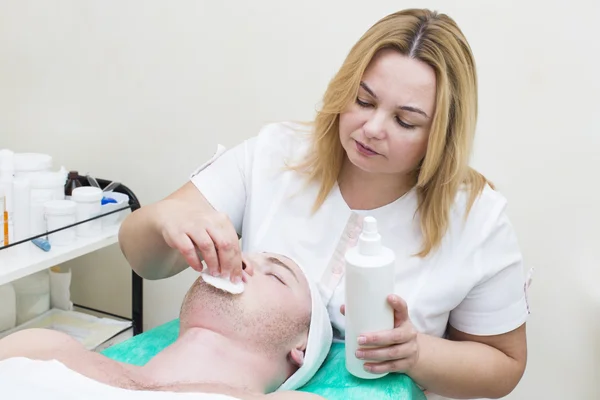 Uomo nella procedura cosmetica maschera — Foto Stock