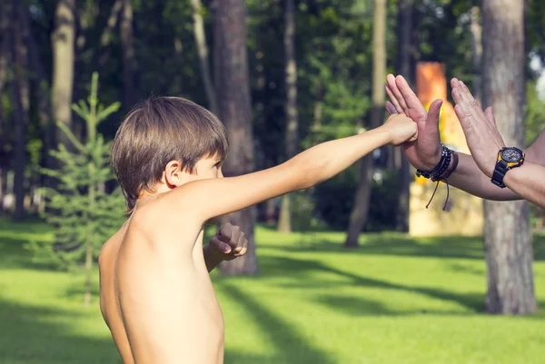 Menino e pai na natureza — Fotografia de Stock