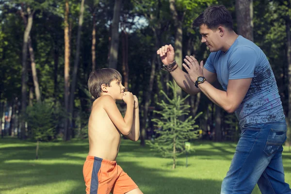 Menino e pai na natureza — Fotografia de Stock