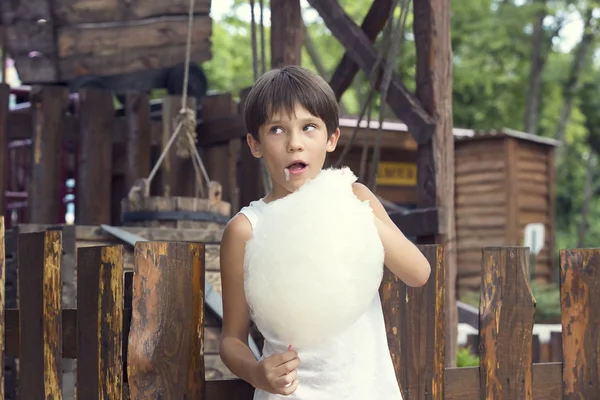 Bambini che mangiano zucchero filato — Foto Stock